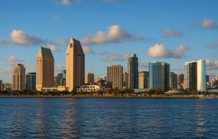 「サンディエゴのダウンタウンを望む湾岸の景色。カリフォルニア進出や日系企業のR&D拠点として注目されるサンディエゴの街並みと青空、ビジネスエリアの高層ビル群を映した写真」