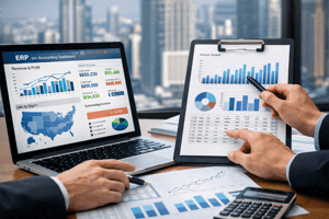 米国進出におけるERPと経理システムの比較を行うビジネスシーン、財務データ分析とクラウドERPダッシュボードのイメージ
