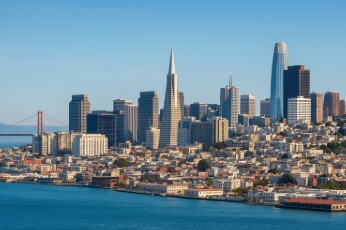 「アメリカ・カリフォルニアの主要都市サンフランシスコ、ロサンゼルス、サンディエゴのビジネス街を俯瞰した風景。日系スタートアップの米国進出やテック企業の拠点として成長するエリアを象徴する都市景観。」